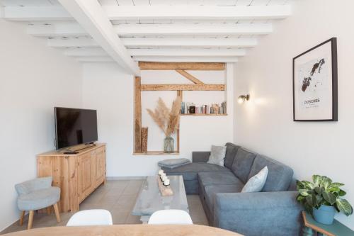 un soggiorno con divano e TV di La Maison des Délices a Dosches