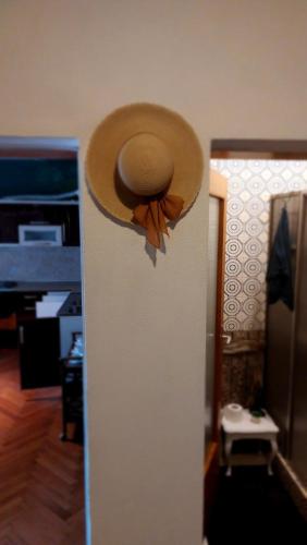 a straw hat is hanging on a wall at Tija noć-Silent night-Csendes èj vendèghàz in Ada