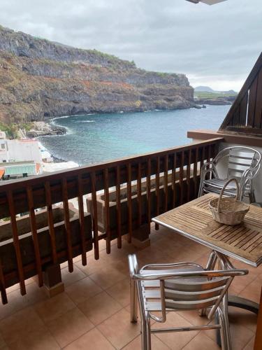 d'un balcon avec une table et des chaises donnant sur l'océan. dans l'établissement ARCOIRIS AL MAR, à San Marcos