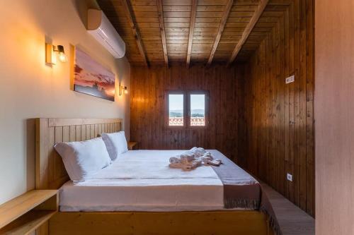 - une chambre avec un lit dans une pièce en bois dans l'établissement Fernandes Guest house Yellow Bungalow, à Ponte de Lima