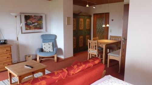 斯塔費爾湖畔穆爾瑙的住宿－Georgihof Ferienwohnungen，客厅配有沙发和桌子