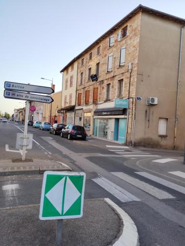 een straatbord aan de straatkant bij ABSL Appartement in Villefranche-sur-Saône