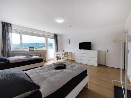 - une chambre avec 2 lits et une grande fenêtre dans l'établissement Chic Apartment with balcony, à Bad König