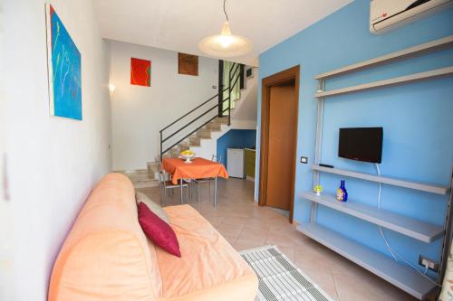 TV a/nebo společenská místnost v ubytování Ogliastro Sul Mare - Sleep and Dream