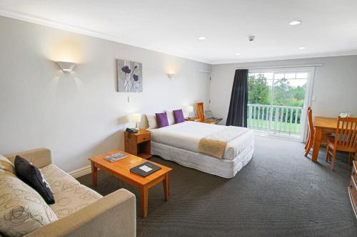 Postel nebo postele na pokoji v ubytování Kerikeri Park Lodge