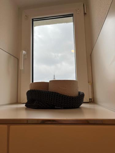 a basket sitting on a counter in front of a window at Ferienwohnung Richard in Zittau