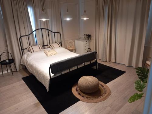 1 dormitorio con 1 cama con sombrero en el suelo en Luxury House since 1960 en Nazareth