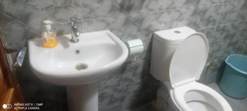 Ένα μπάνιο στο Résidence Mayssa 1 et Mayssa 2 boujdour appartements meublés