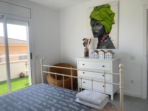 un dormitorio con una cama y un busto de una mujer en Big house with swimming pool, en Segur de Calafell