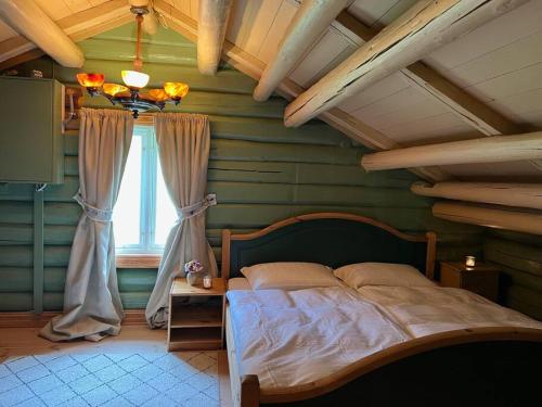 um quarto com uma cama e uma janela em « SoFly Cottage », le charme pur em Noresund