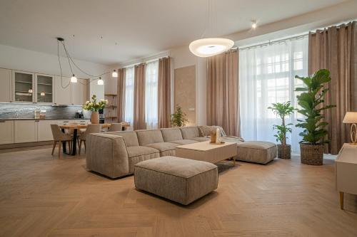 een woonkamer met een bank en een tafel en een keuken bij Sting Old Town Ostrava in Ostrava