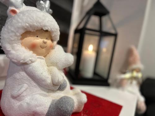 una figurita de un bebé en un sombrero de Santa en una mesa en Chata s vírivkou, en Liptovská Kokava