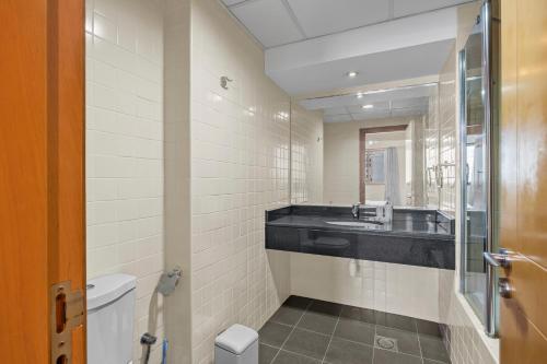 y baño con lavabo y aseo. en Ruby Residence- Cozy 1BHK Apartment with Balcony in Silicon Oasis, en Dubái
