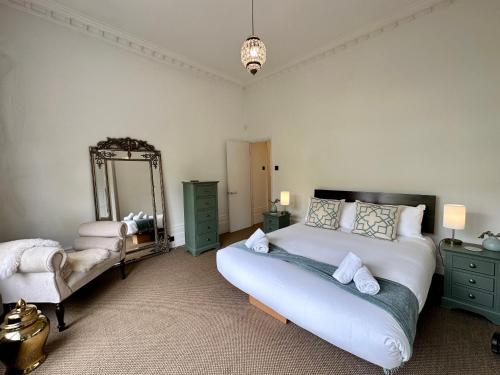 um quarto com uma cama grande e um espelho em Stunning Flat in Highbury Hill em Londres