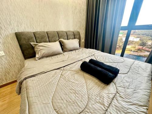 Katil atau katil-katil dalam bilik di Danga Bay 2BR w PoolView Balcony by Our Stay