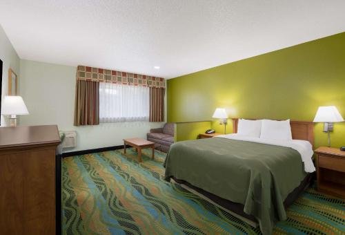 Postel nebo postele na pokoji v ubytování Quality Inn & Suites Medford Airport