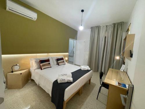 una camera d'albergo con letto, scrivania e letto di Ciccio Rooms and breakfast a Palermo