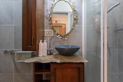 bagno con lavabo a ciotola e specchio di Juvarra Point by Wonderful Italy a Torino