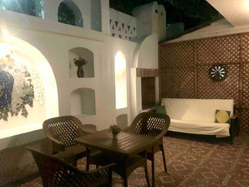a room with a table and chairs and a bed at Duplex Casa uso esclusivo Wi-Fi e spiaggia vicino in Sharm El Sheikh