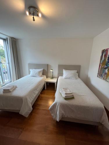 プライア・ダ・ヴィトーリアにあるRD Praiaのベッド2台が隣同士に設置された部屋です。
