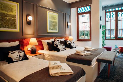 een hotelkamer met 2 bedden en handdoeken erop bij Yamalya Suites Hotel in Istanbul