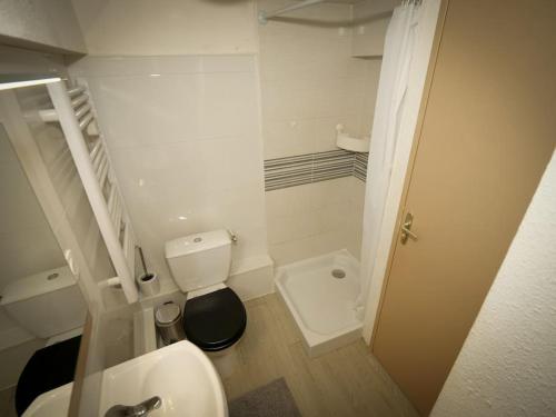 a small bathroom with a toilet and a sink at Appartement boheme in Martigues