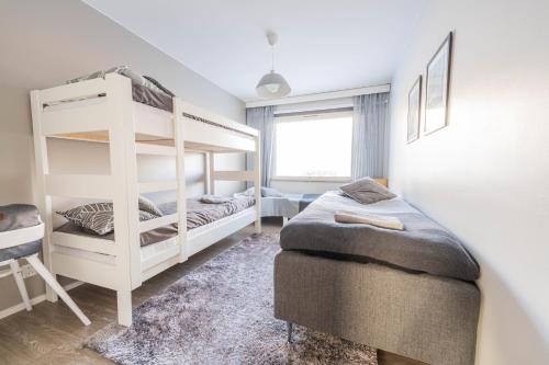ロヴァニエミにあるThe Luxury Downtown Rovaniemiのベッドルーム1室(二段ベッド2組、デスク付)