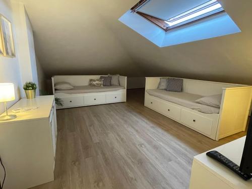 a small room with two beds and a skylight at Villa Anna in Grado