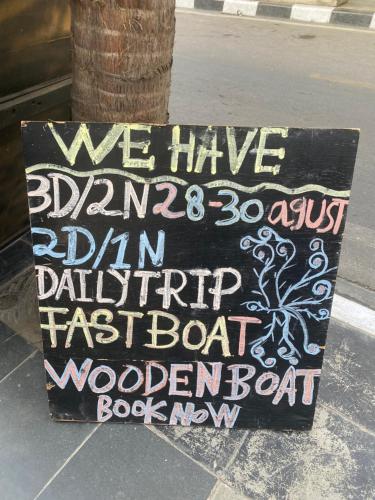 a sign that says we have drama just burn ridiculousarinarinarinarinbentoit at Mahoni Guest House in Kelimutu