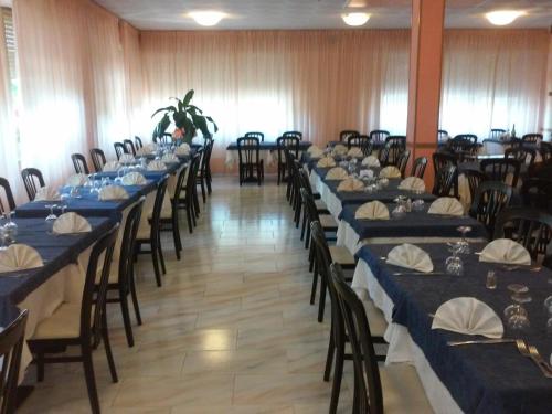 una fila di tavoli e sedie in una sala banchetti di Hotel Nanda a Chianciano Terme