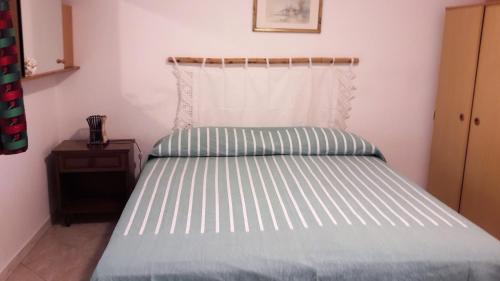 Cama en habitación con marco de cama en Il Nespolo, en Misano Adriatico