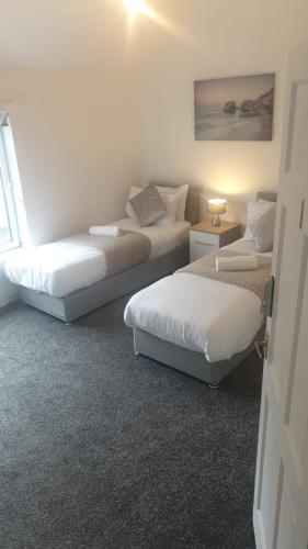 Near the Beach 3Bedroom Apartment WIFI Modern & Spacious Sleeps 6にあるベッド