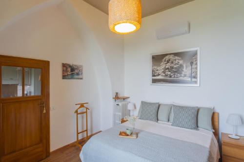 Un dormitorio con una cama con una mesa. en Simons Apartment with Amazing View by Rent All Como, en Blevio