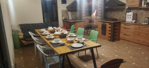 una mesa con tazas y platos en la cocina en Villa, en Bishkek
