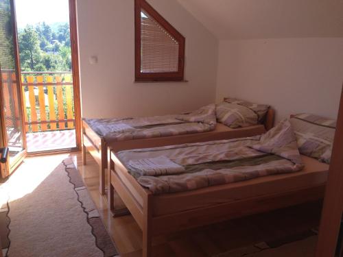 Cette chambre dispose de 2 lits et d'un balcon. dans l'établissement Villa Tanović, à Sarajevo