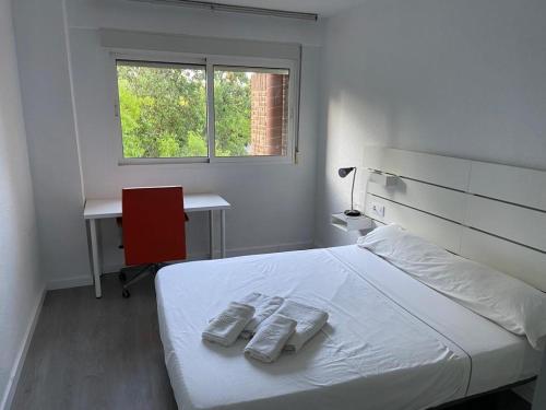 ムルシアにあるArmonia Viva Murcia by Rentaloleのベッドルーム1室(ベッド1台、デスク、窓付)