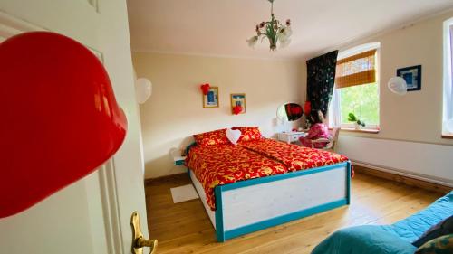 sypialnia z łóżkiem i mała dziewczynka w pokoju w obiekcie An Bord w mieście Bad Schwartau