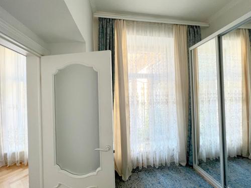 利沃夫Світла затишна квартира в центрі біля Оперного театру з балконом, який виходить у тихий львівський дворик的窗户房间的门