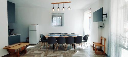 - une cuisine et une salle à manger avec une table et des chaises dans l'établissement Mountain Pearls Home 8, à Vodata