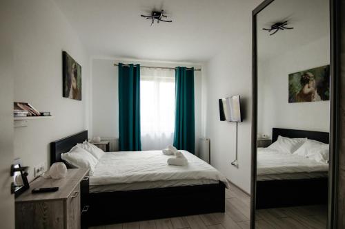um quarto com 2 camas e um espelho em Cosmo Mountain Escape w. private parking em Brasov