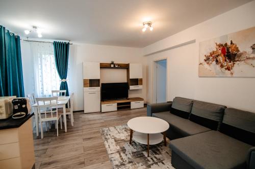 uma sala de estar com um sofá e uma mesa em Cosmo Mountain Escape w. private parking em Brasov