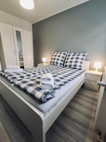 Un pat sau paturi într-o cameră la Apartament Poniatowskiego z parkingiem
