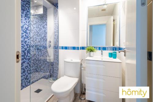 een badkamer met een toilet, een wastafel en een douche bij Exclusive Castell de Ferro - Castell Playa in Castell de Ferro
