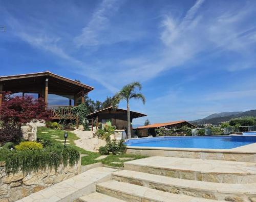 une villa avec une piscine et une maison dans l'établissement Fernandes Guest house Blue bungalow, à Ponte de Lima