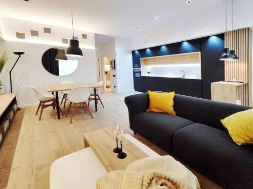 a living room with a couch and a table at Increíble apartamento de lujo en Terrassa in Terrassa