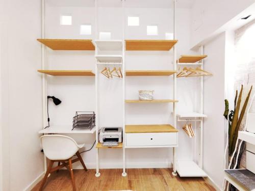 a room with a white desk and shelves at Increíble apartamento de lujo en Terrassa in Terrassa