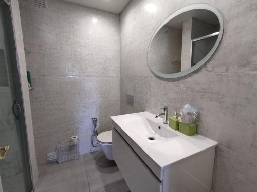 アルマカオ・デ・ペラにある8-2 Torre Sol - Casas & Papéisのバスルーム(白い洗面台、鏡付)