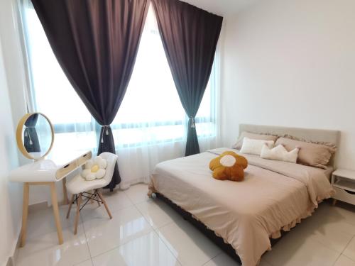Un dormitorio con una cama con un osito de peluche. en Greenfield Residence Bandar Sunway Petaling Jaya en Petaling Jaya