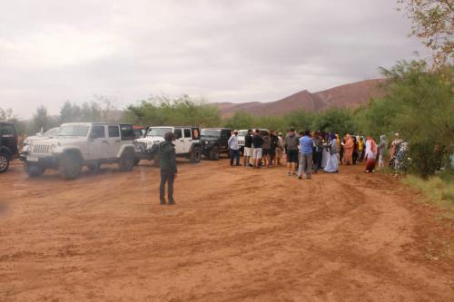 Un gruppo di persone che si trovano su una strada sterrata. di Agadir a Akka