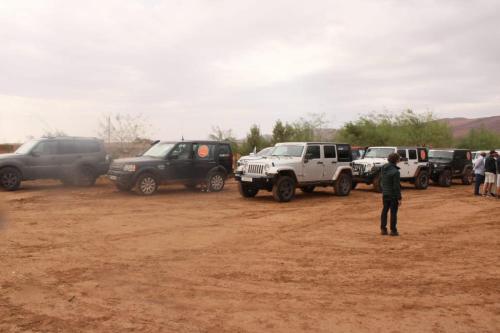 un gruppo di veicoli parcheggiati in un campo di terra di Agadir a Akka